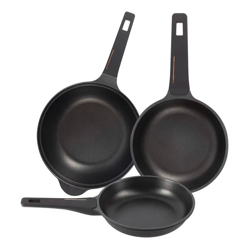 Juego de 2 Sartenes Ø24Ø28cm + Wok Ø30cm en aluminio fundido color Negro Copper Bergner - Cocina