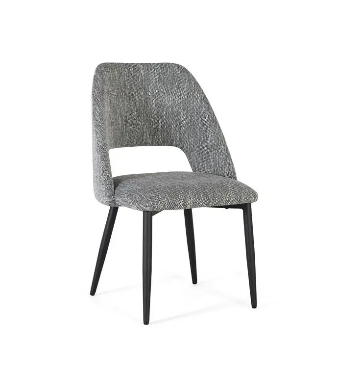 Añade comodidad y estilo a tu hogar con estas cuatro sillas tapizadas en tela color gris, combinadas con patas de metal en negro. Diseñadas para proteger el suelo, cuentan con tacos en las patas para evitar ralladuras. - Muebles